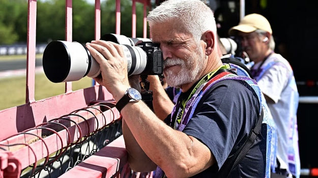 Президент Чехии "поработал" фотографом на гонках "Формулы-1" в Венгрии.