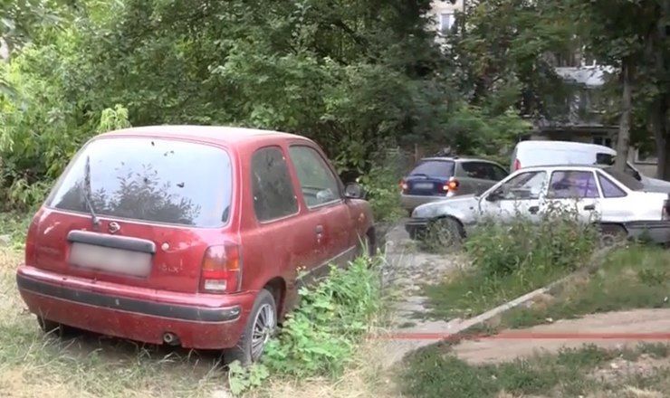 Столичная полиция знает об этой проблеме и пытается найти владельцев брошенных авто.