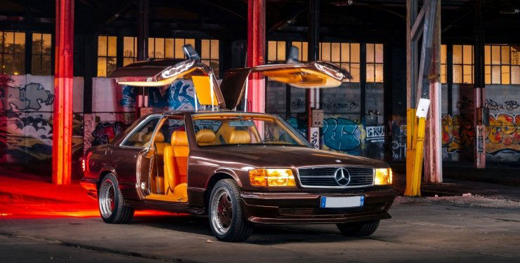 В Париже на аукцион выставили Mercedes S-Class с поднимающимися вверх дверями.