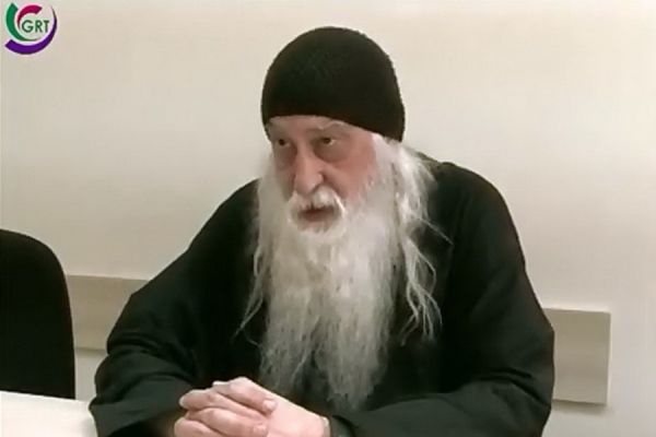 Священнослужитель из Калифорнии Космас Шарц.