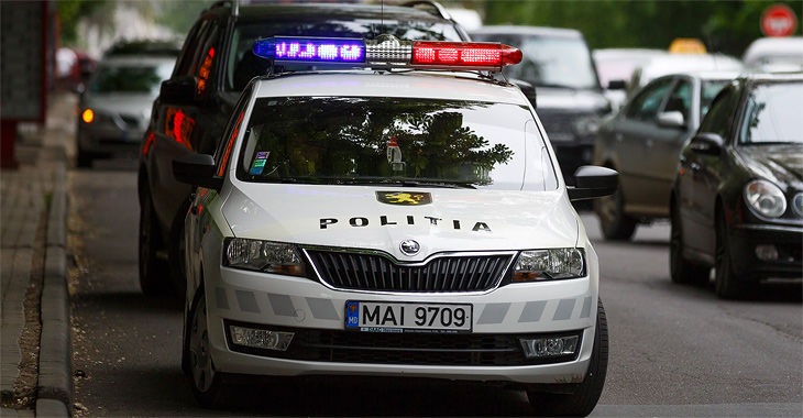 Victima hoților: Unul a strâns-o de gât, iar celălalt a jefuit-o. Foto simbol: piataauto.md
