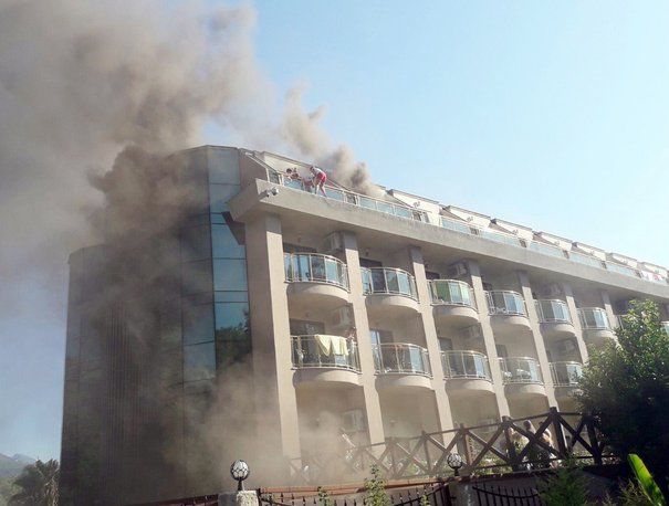 Incendiu într-un hotel din Antalya: Sute de turişti, evacuaţi. Sunt răniţi. Foto: mediafax