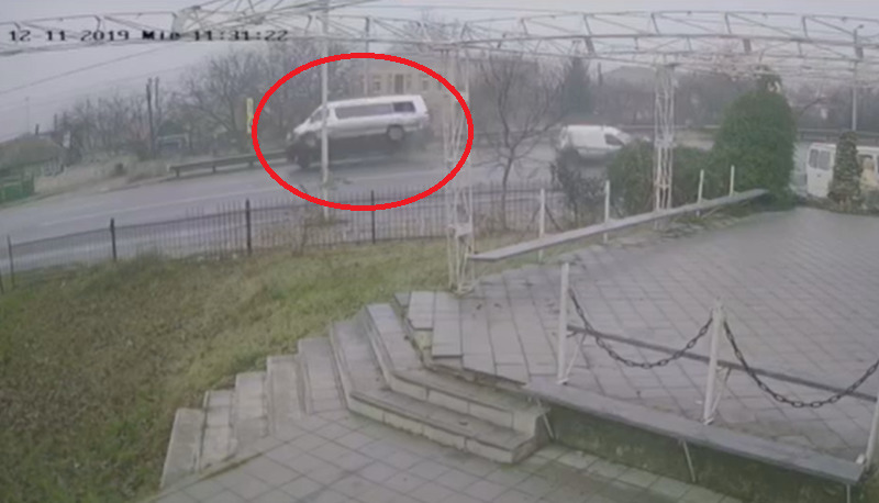 В Пересечино в результате ДТП едва не перевернулся микроавтобус с пассажирами.