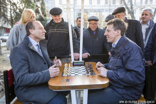Первую партию на новой мебели сыграли Рида Текая и Дорин Киртоакэ.