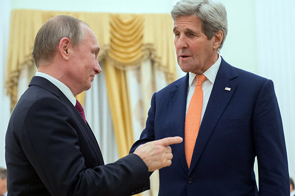 Госсекретарь США Джон Керри отказался раскрыть, что содержится в его чемодане.
