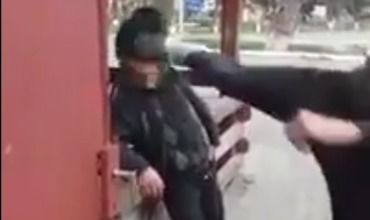 În România oamenii sunt maltratați în fața camerelor.