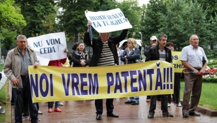 Protest la parlament. Peste 20 de comercianți de flori au ridicat pancarte și au scandat din nou lozinci în fața legislativului.