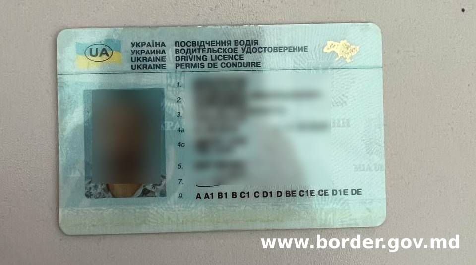 В аэропорту Кишинева у гражданина Украины изъяли поддельные права.