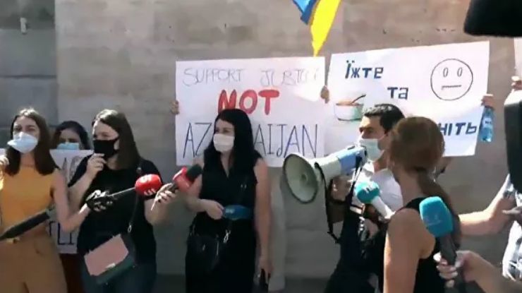 Армянская молодежь облила здание посольства Украины в Ереване борщом.