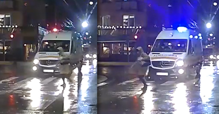 В столице женщина едва не угодила под колеса машины скорой помощи.