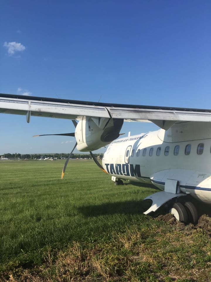 Din ce cauză a ieșit avionul Tarom de pe pista Aeroportului Chișinău. Foto: facebook