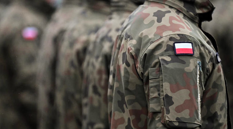В Польше военный стрелял в гражданское авто.