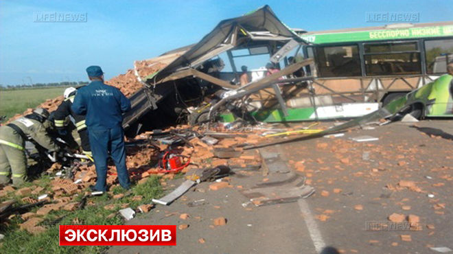 Cel puțin 15 persoane au murit după ce un autobus s-a ciocnit frontal cu un camion în apropierea orașului Omsk. Foto: lifenews.ru