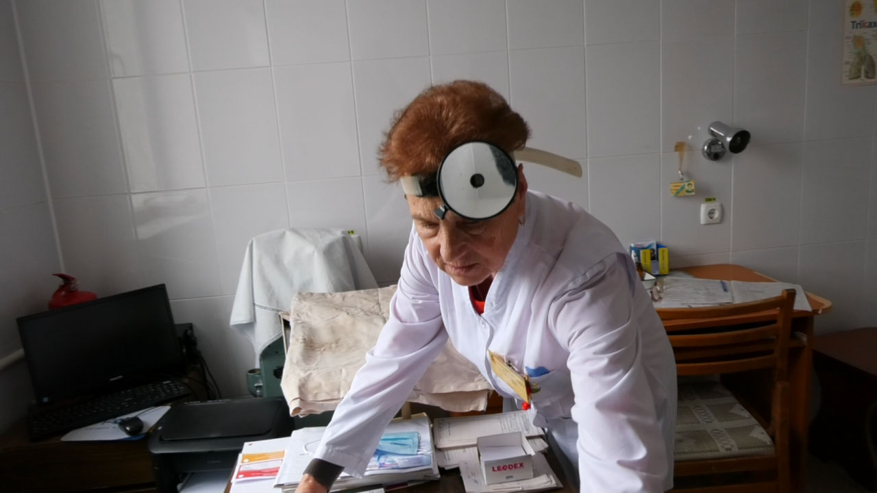 В больнице Каушан работает 80-летний врач-ЛОР: она полвека посвятила медицине.