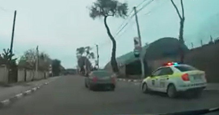 Полицейская погоня в Фалештах закончилась повреждением двух авто.