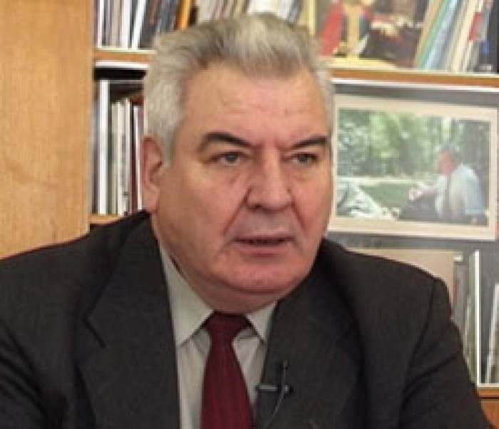 Mihai Cimpoi s-a născut la 3 septembrie 1942 în comuna Larga, judeţul Hotin.