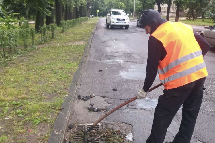 Аварийно-спасательные службы очищали город после непогоды.