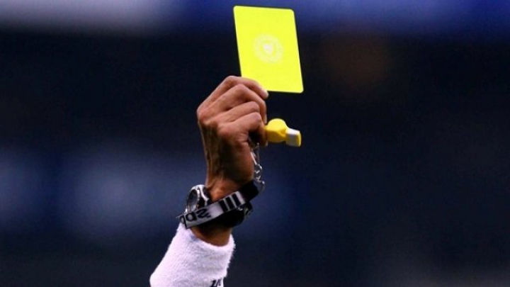 Fază de cascadorii râsului: Un arbitru a uitat să elimine un fotbalist