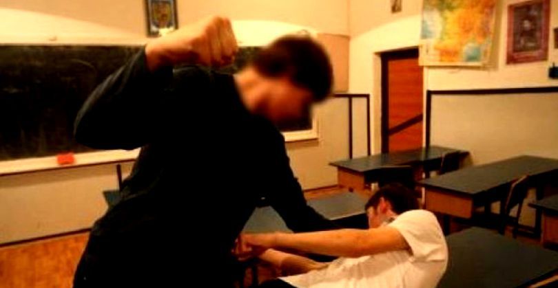 Un elev, lovit în cap de învățătoare la o școală din Hunedoara