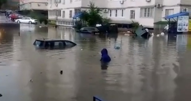 Вода после ливня лилась по улицам как по руслу реки. 