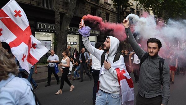 В Грузии участники двух митингов не могут поделить место у парламента.