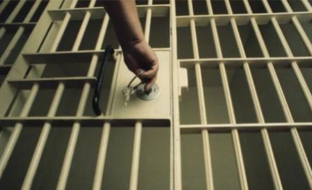 Trei tineri, în stare de ebrietate, au fost reținuți de poliție. Bărbații se deplasau într-un automobil de model "Volkswagen".