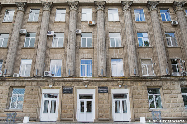 Doar două primării din cele aproape 900 din țară își pot asigura individual bugetul, fără a depinde de bugetul central. 