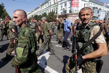 После «парада» пленных посадили в автобусы и увезли. Фото: Сергей Гриц / AP