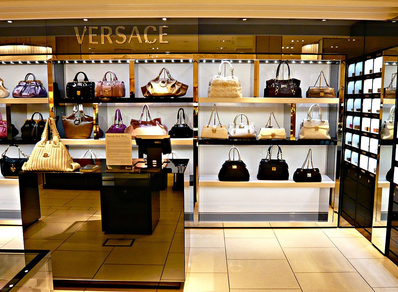 В Италии задержали банду похитителей одежды со склада Versace.
