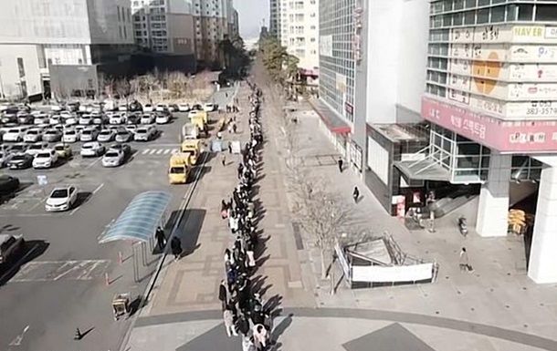 В Южной Корее сняли рекордную очередь за масками.