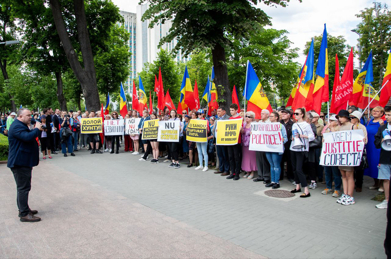 Социалисты и коммунисты протестуют врозь, но факт раскола в БКС отрицают.