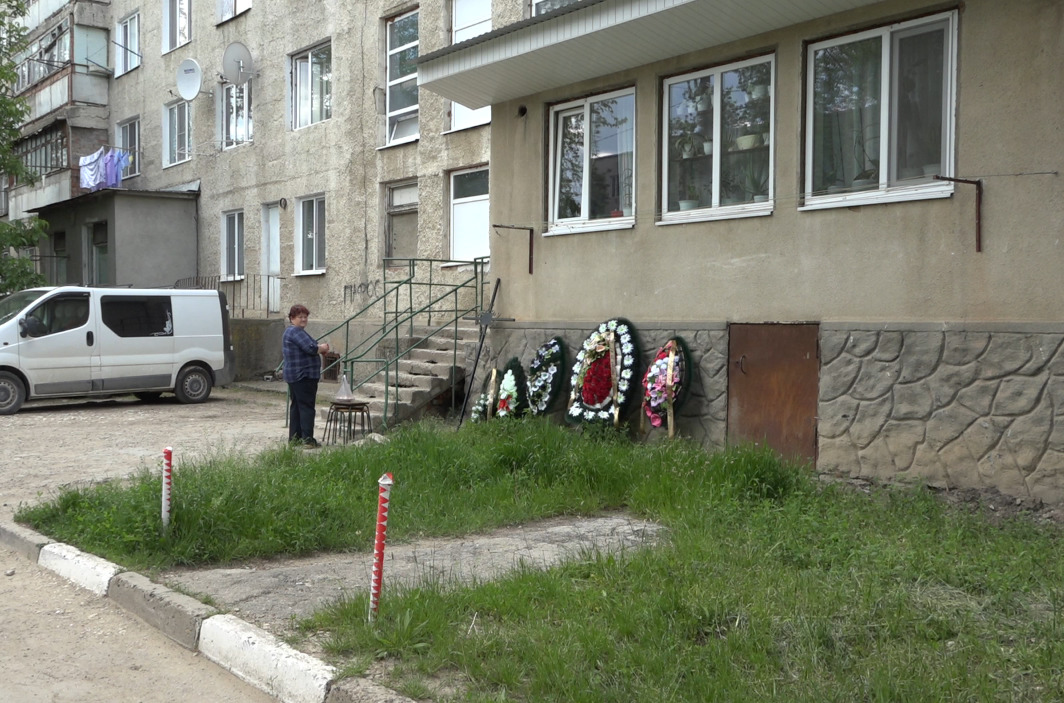 В вечер убийства жители дома слышали громкую ругань под окнами.