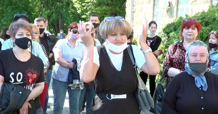 Десятки бельцких продавцов торгового центра вышли на протест.