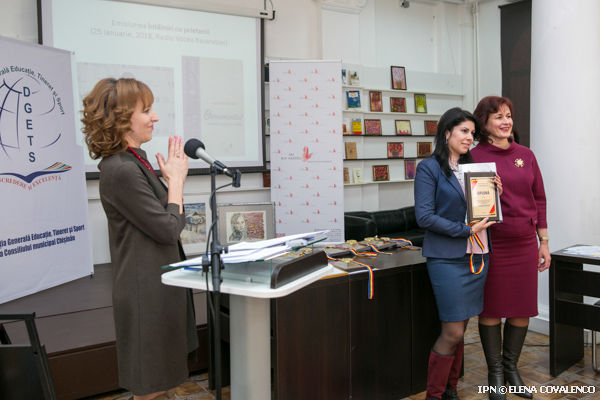 Лауреаты Муниципальных молодёжных премий получили медали, дипломы и денежные премии.