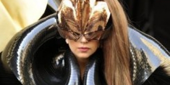 Pe locul doi se află canadianul Justin Bieber, cu 28,5 milioane de admiratori, urmat de cântăreaţa Katy Perry, cu 27,2 milioane