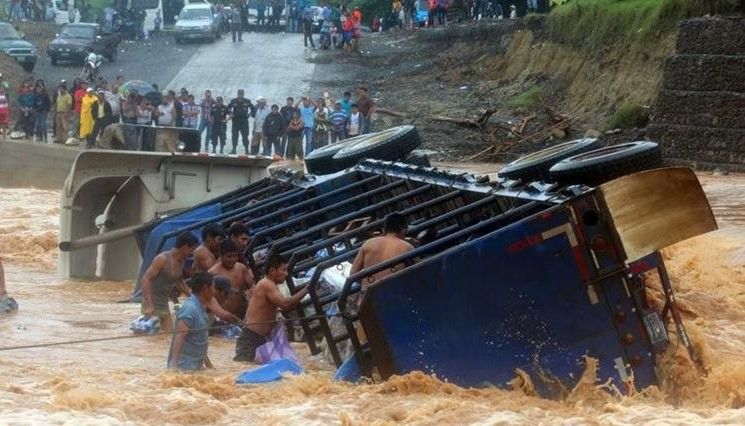 Printre cei 47 de oameni se aflau și cei doi miri care abia se căsătoriseră și 10 copii.