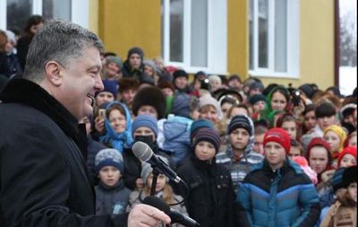 В ходе визита Порошенко открыл новую школу на Тернопольщине. Фото: twitter.com/apukraine