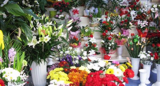 Мужчины сетуют на заоблачные цены на цветы, но все равно покупают дорогие букеты.