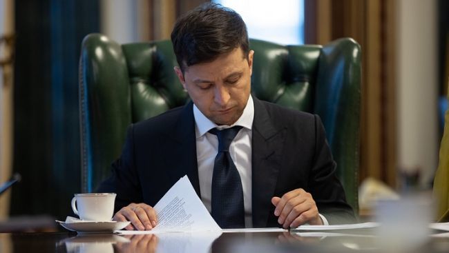Зеленский подписал закон о продлении особого статуса Донбасса.