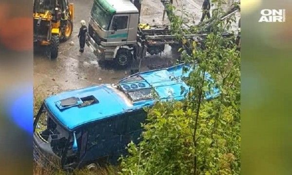 Пассажирский автобус упал в ущелье и перевернулся. 