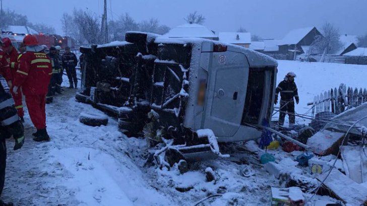 Doi morţi şi mai mulţi răniţi, după ce un microbuz s-a răsturnat.