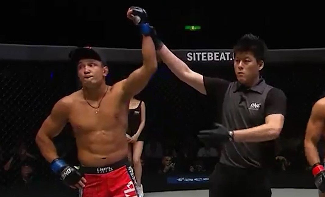 Российский боец нокаутировал бывшего чемпиона UFC.