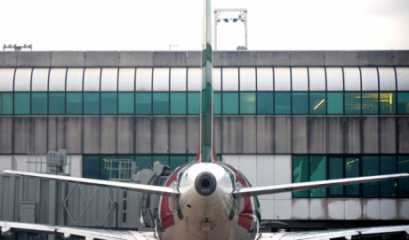 Echipele de geniştii care aşteptau pe pistă au verificat avionul, dar nu au descoperit nimic suspect.