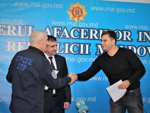 ГИЧС наградил добровольцев, помогавших жертвам взрыва на Рышкановке.