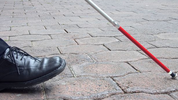 Legile federale din SUA nu interzic persoanelor nevăzătoare să poarte şi chiar să folosească pistoale sau puşti.