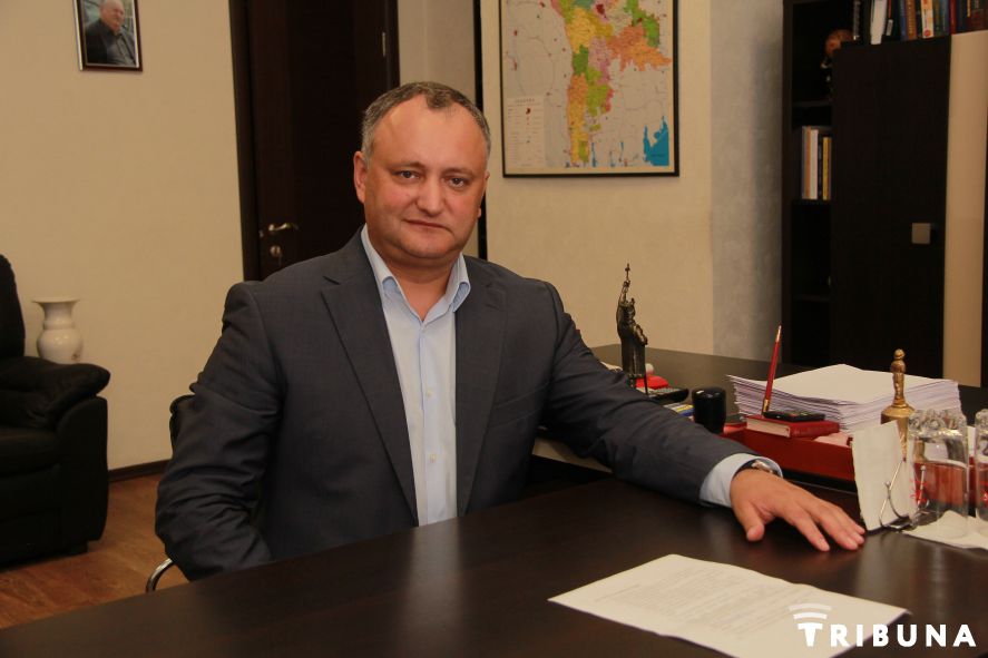 Додон считает, что целесообразнее национализировать банк.