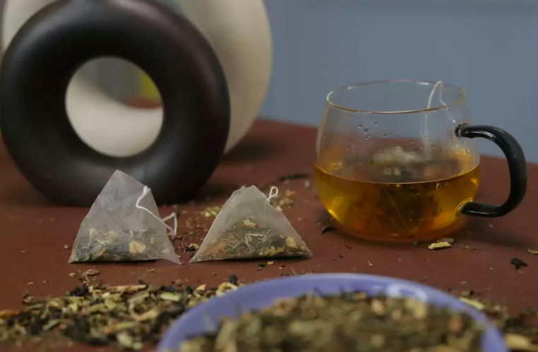 Cercetătorii au aflat cât microplastic este eliberat dintr-un pliculeț de ceai.