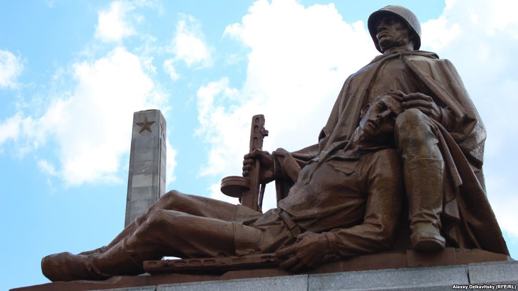 Rusia va riposta dacă se vor înlătura monumentele ostașilor sovietici din Polonia. Foto: eruopalibera.org