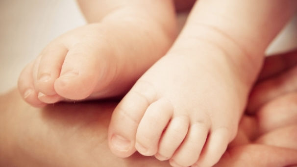 Anual peste 100 de femei, din diverse motive, rămân fără capacităţi reproductive.