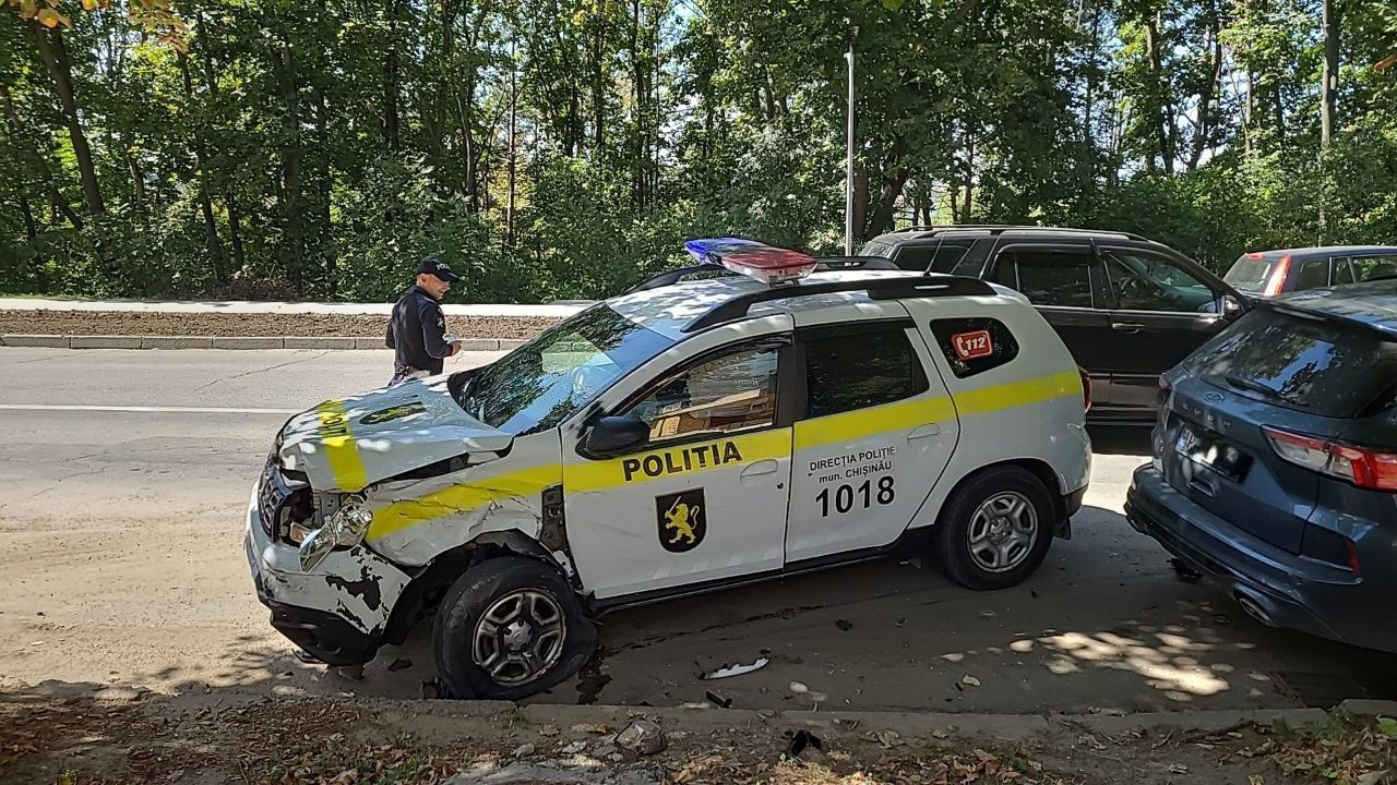 В Кишиневе произошла авария с участием полицейской машины